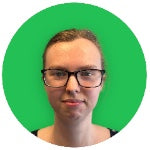 Ung kvinna med glasögon och uppsatt hår mot grön bakgrund